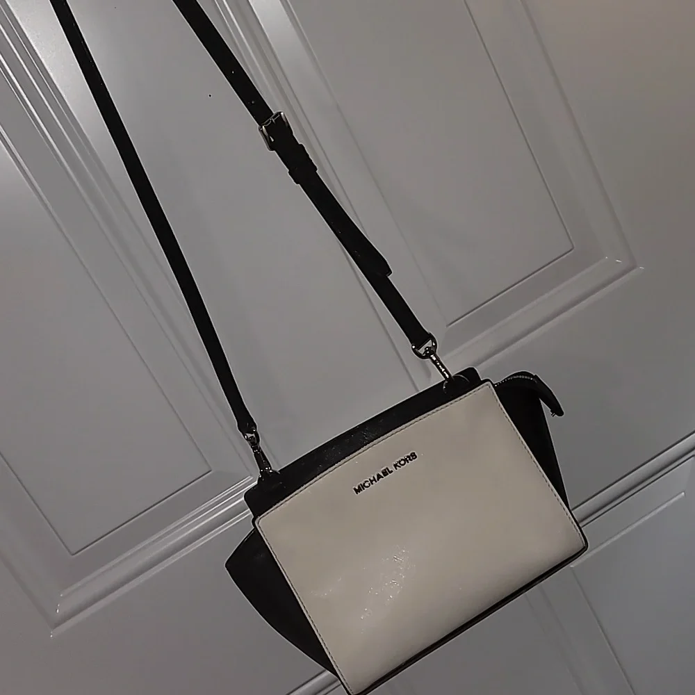 Michael Kors Crossbody - Picture 7 of 9